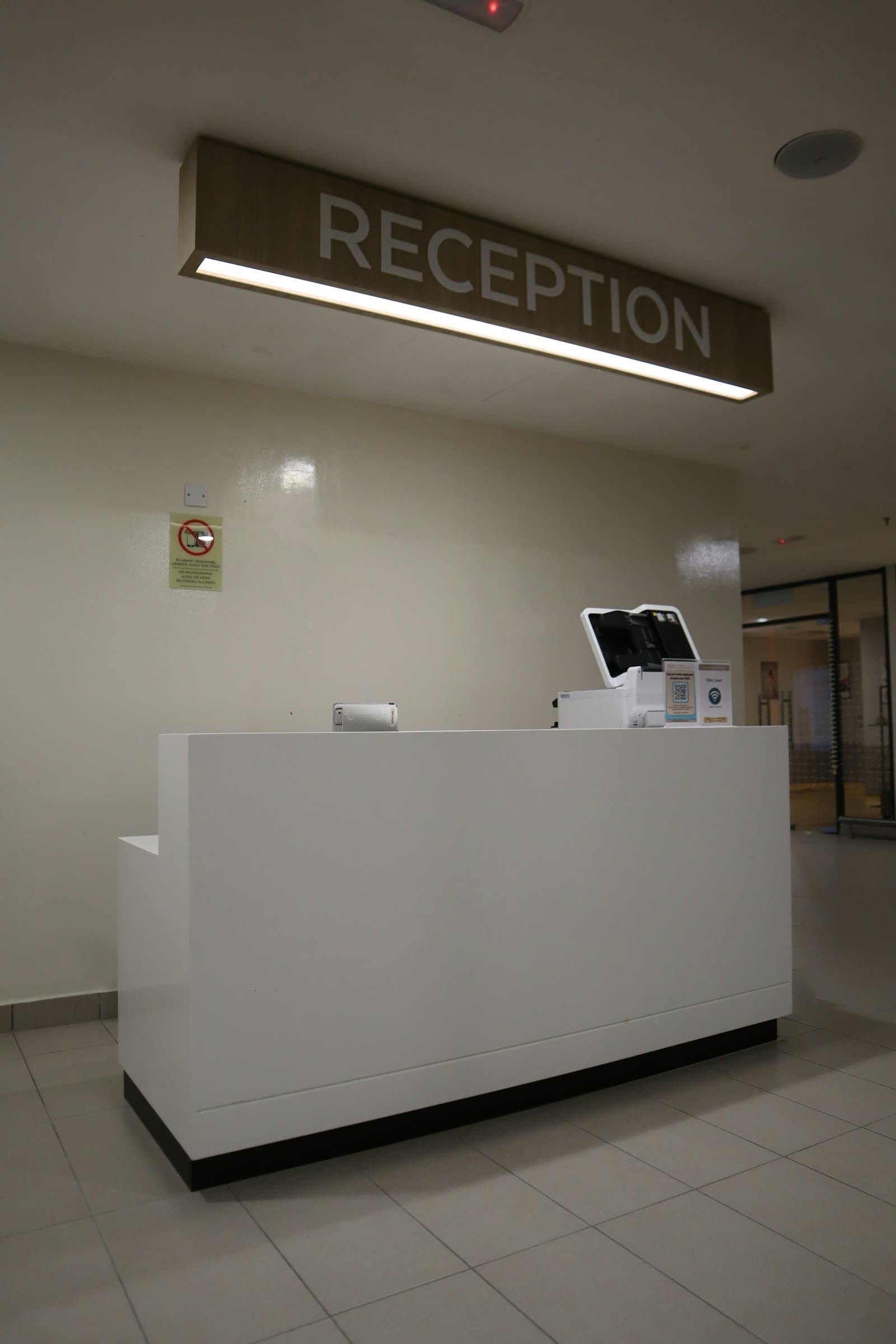 Balcão de recepção moderno de uma clínica