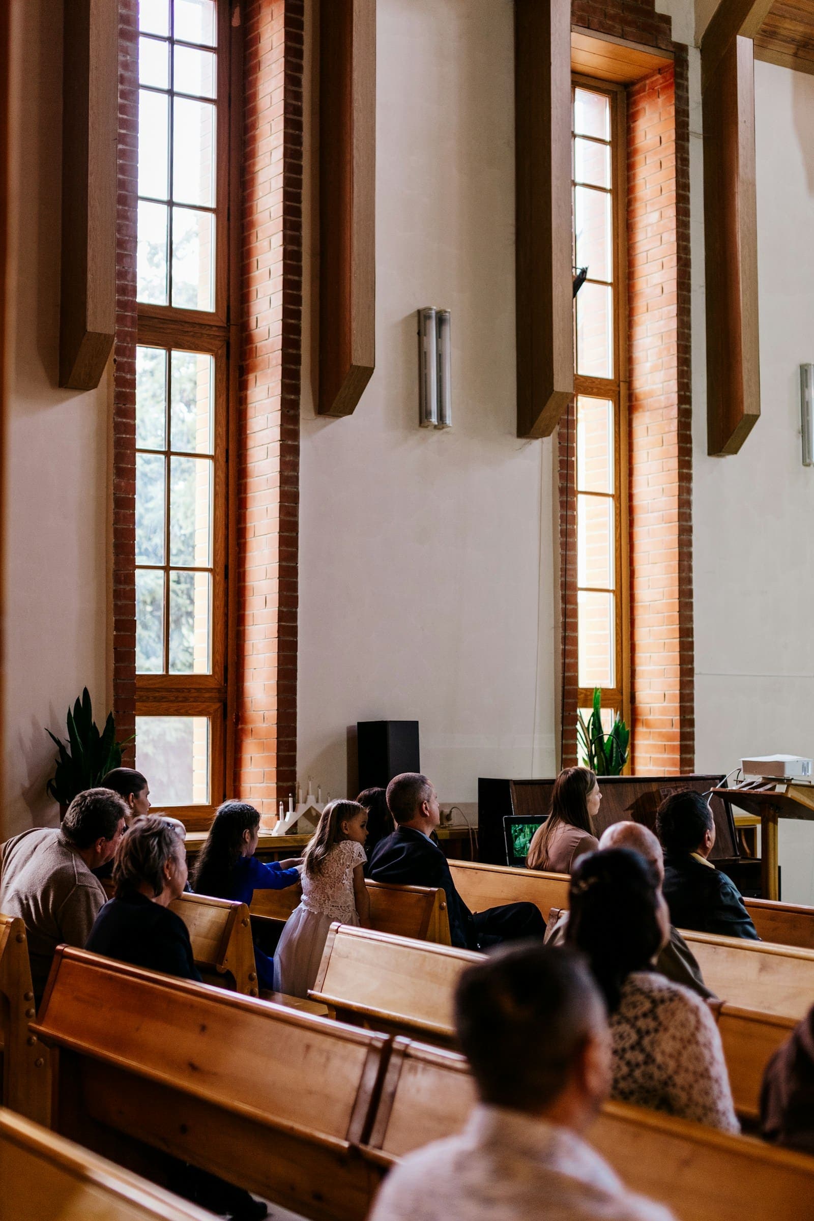 Pessoas sentadas nos bancos de uma igreja durante o culto